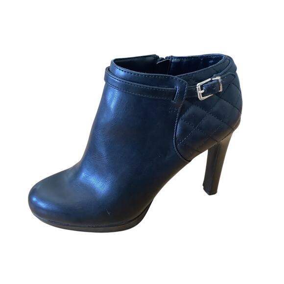 KELLY & KATIE BLACK VEGAN LEATHER QUILTED BACK SIDE ZIP BOOTIES 7.5 - Picture 1 of 9